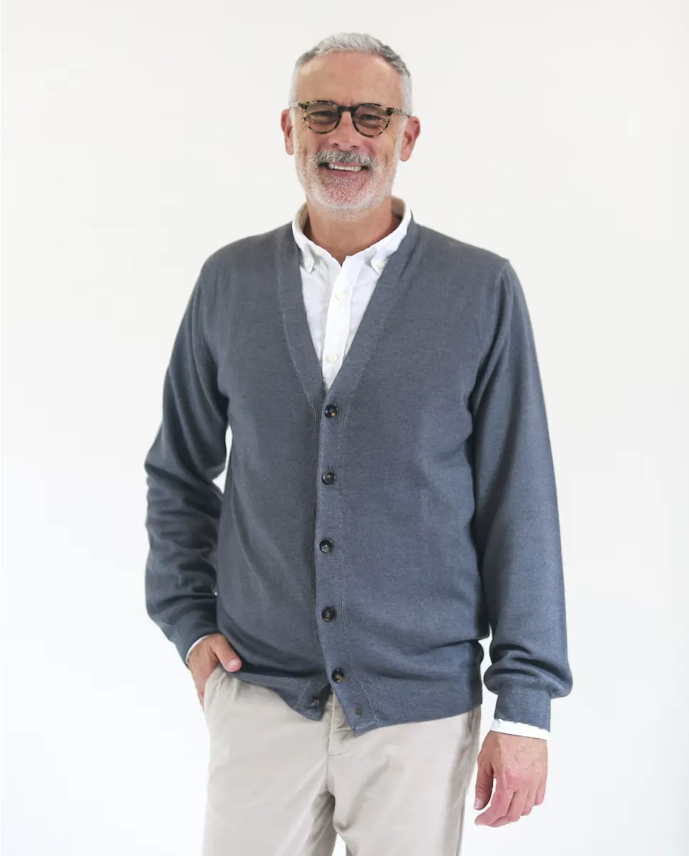 Мужская трикотажная куртка из 100% тонкой мериносовой шерсти серого цвета Wickett Jones, серый
Мужская трикотажная куртка из 100% тонкой мериносовой шерсти серого цвета Wickett Jones, серый