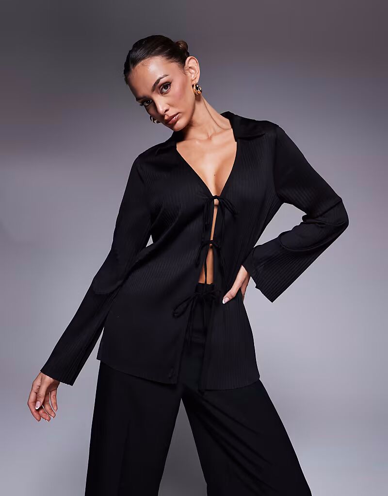 Черная рубашка River Island с плиссировкой и завязкой спереди
Черная рубашка River Island с плиссировкой и завязкой спереди