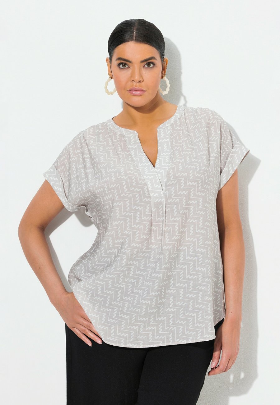 Блуза Ulla Popken ZIGZAG CAP SLEEVE, Grey Beige/Beige
Блуза Ulla Popken ZIGZAG CAP SLEEVE, Grey Beige/Beige