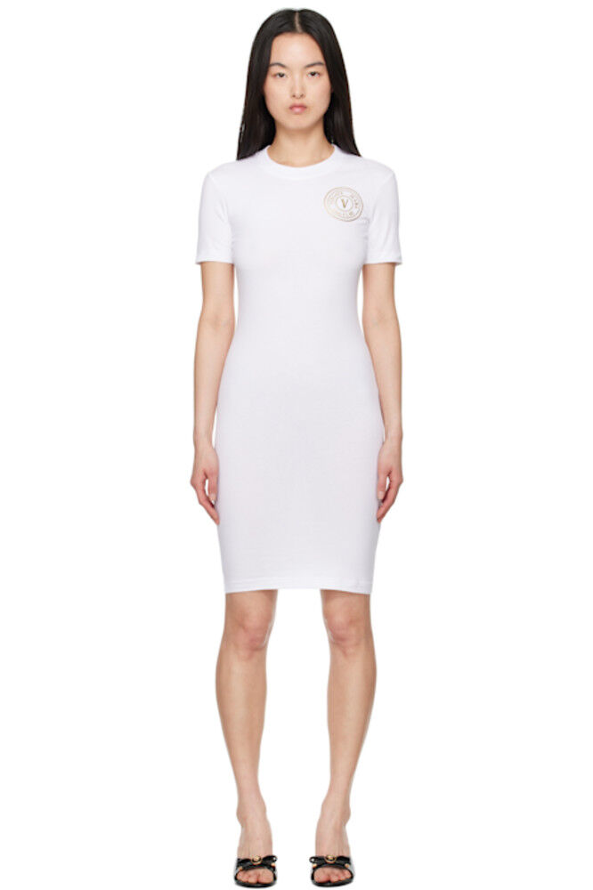 Белая футболка с логотипом V-Emblem и мини-платьем Versace Jeans Couture
Белая футболка с логотипом V-Emblem и мини-платьем Versace Jeans Couture