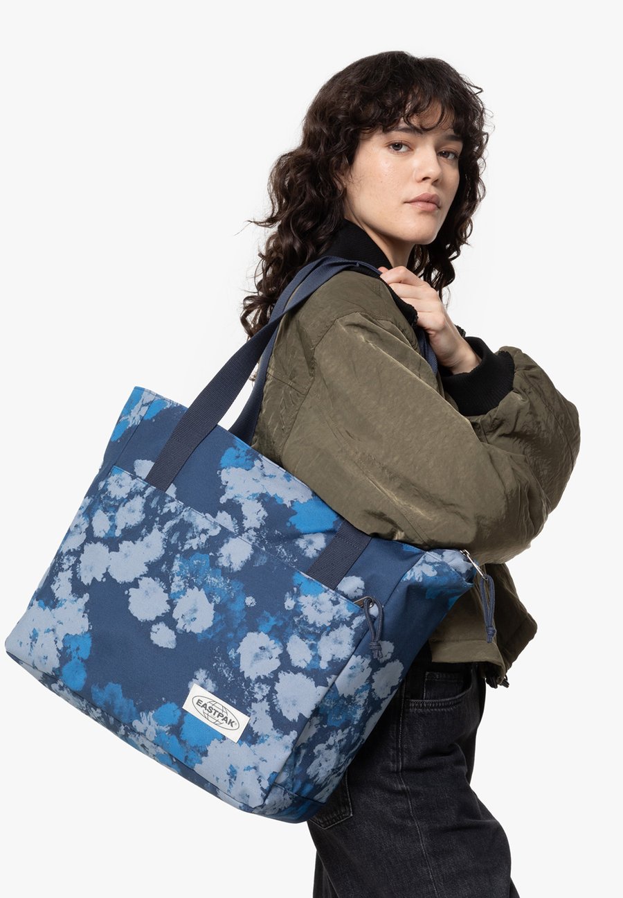 Сумка-шоппер Eastpak CARRY TOTE BAG, Washed Print Blue/Light Blue
Сумка-шоппер Eastpak CARRY TOTE BAG, Washed Print Blue/Light Blue