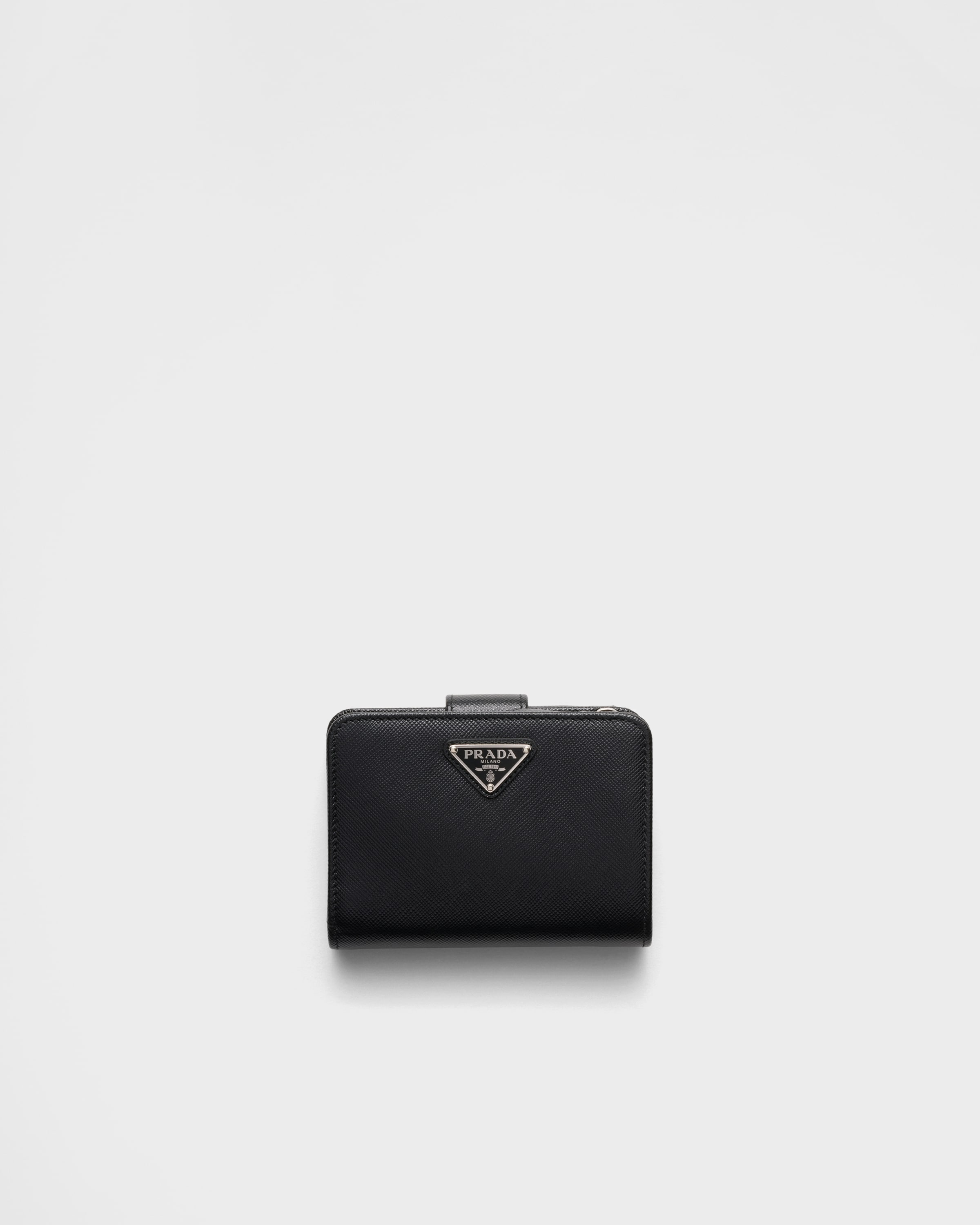 Маленький кошелек из сафьяновой кожи Prada, черный
Маленький кошелек из сафьяновой кожи Prada, черный