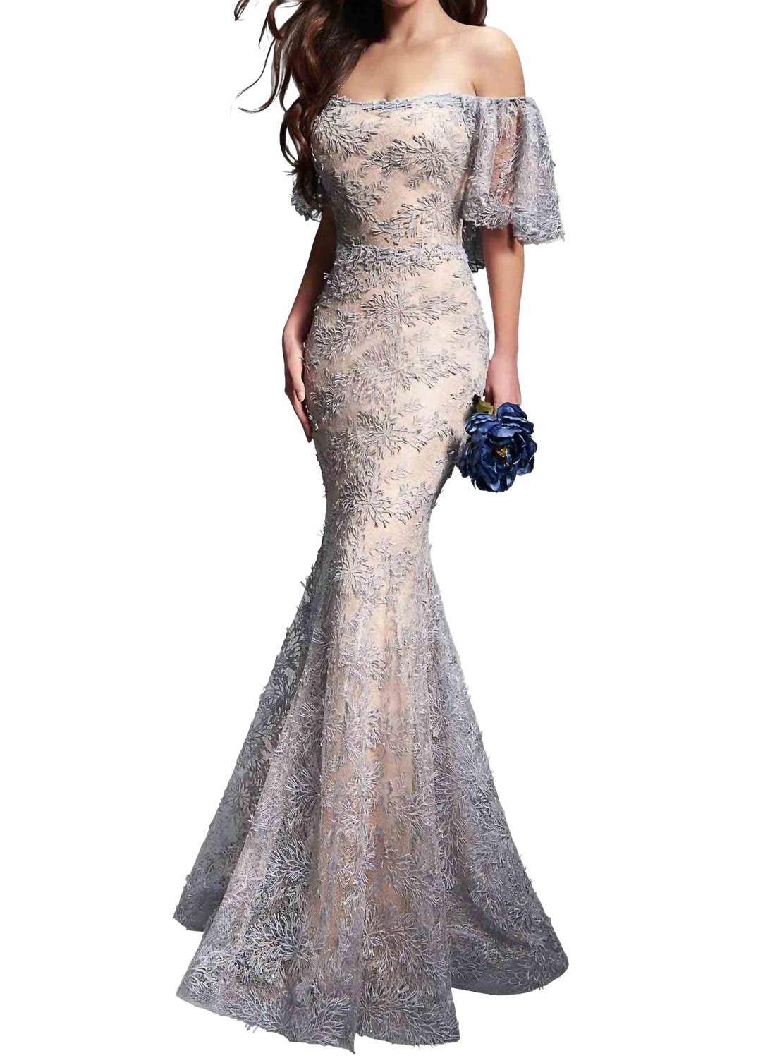 Нежное платье с открытыми плечами в серебристом цвете Nicole Bakti
Нежное платье с открытыми плечами в серебристом цвете Nicole Bakti