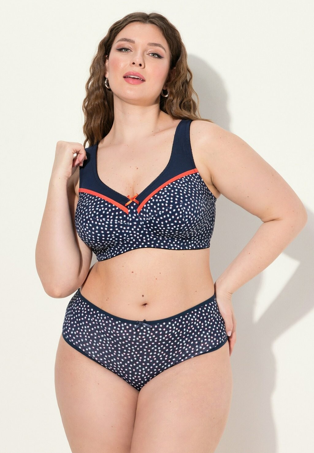 Бюстгальтер на косточках Ulla Popken, темно-синий
Бюстгальтер на косточках Ulla Popken, темно-синий