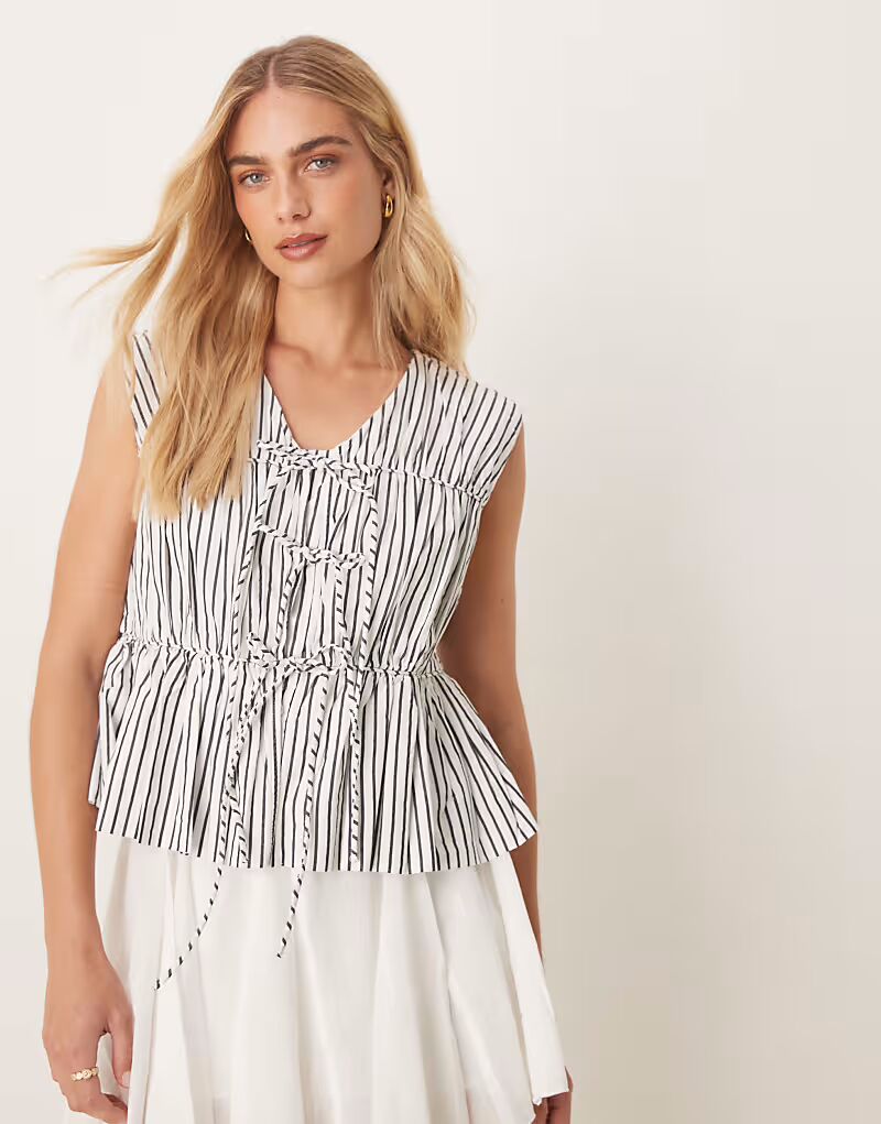 Топ YAS из поплина без рукавов с завязками спереди в черно-белую полоску 
Топ YAS из поплина без рукавов с завязками спереди в черно-белую полоску