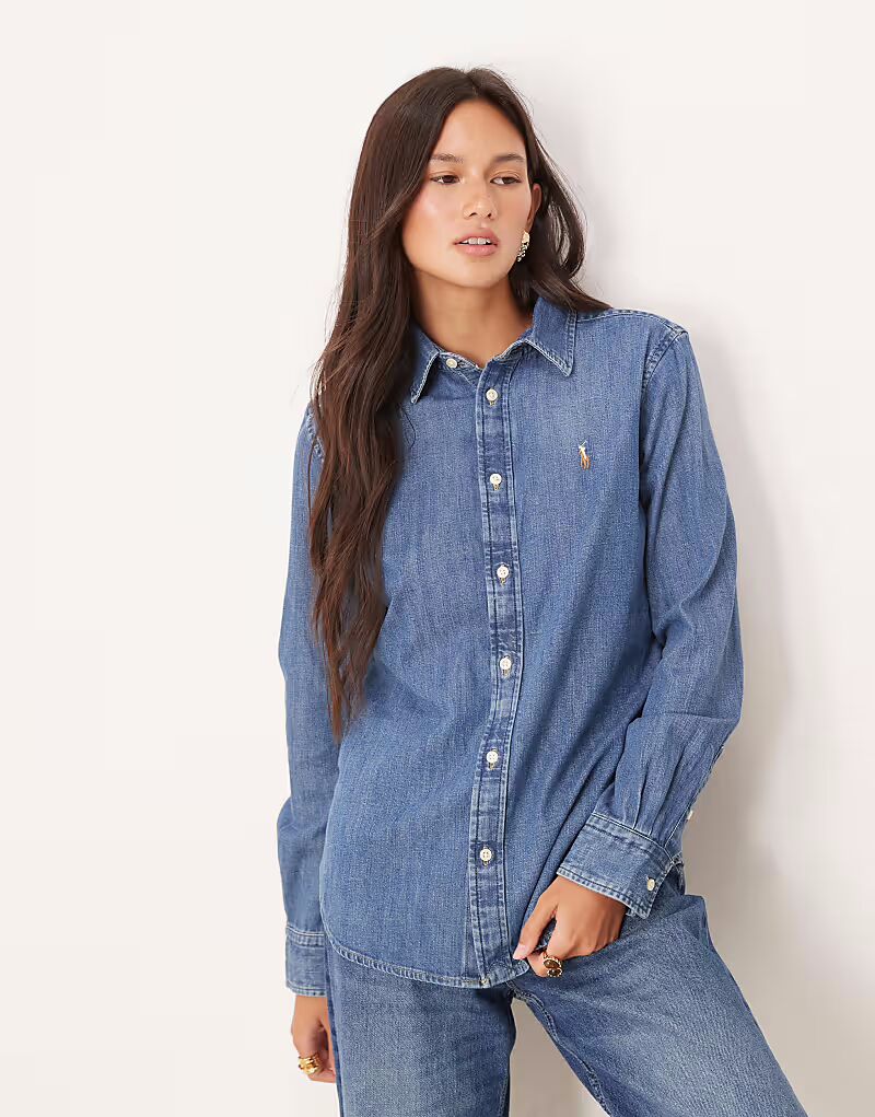 Рубашка из денима Polo Ralph Lauren свободного кроя с заниженным подолом, средне-синего цвета
Рубашка из денима Polo Ralph Lauren свободного кроя с заниженным подолом, средне-синего цвета