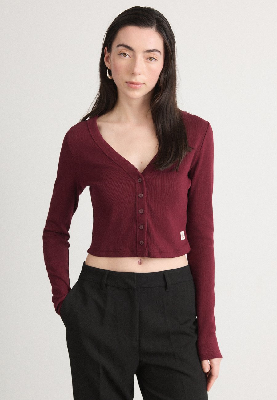 Кардиган Calvin Klein Jeans Cardigan, Deep Rouge/Bordeaux
Кардиган Calvin Klein Jeans Cardigan, Deep Rouge/Bordeaux