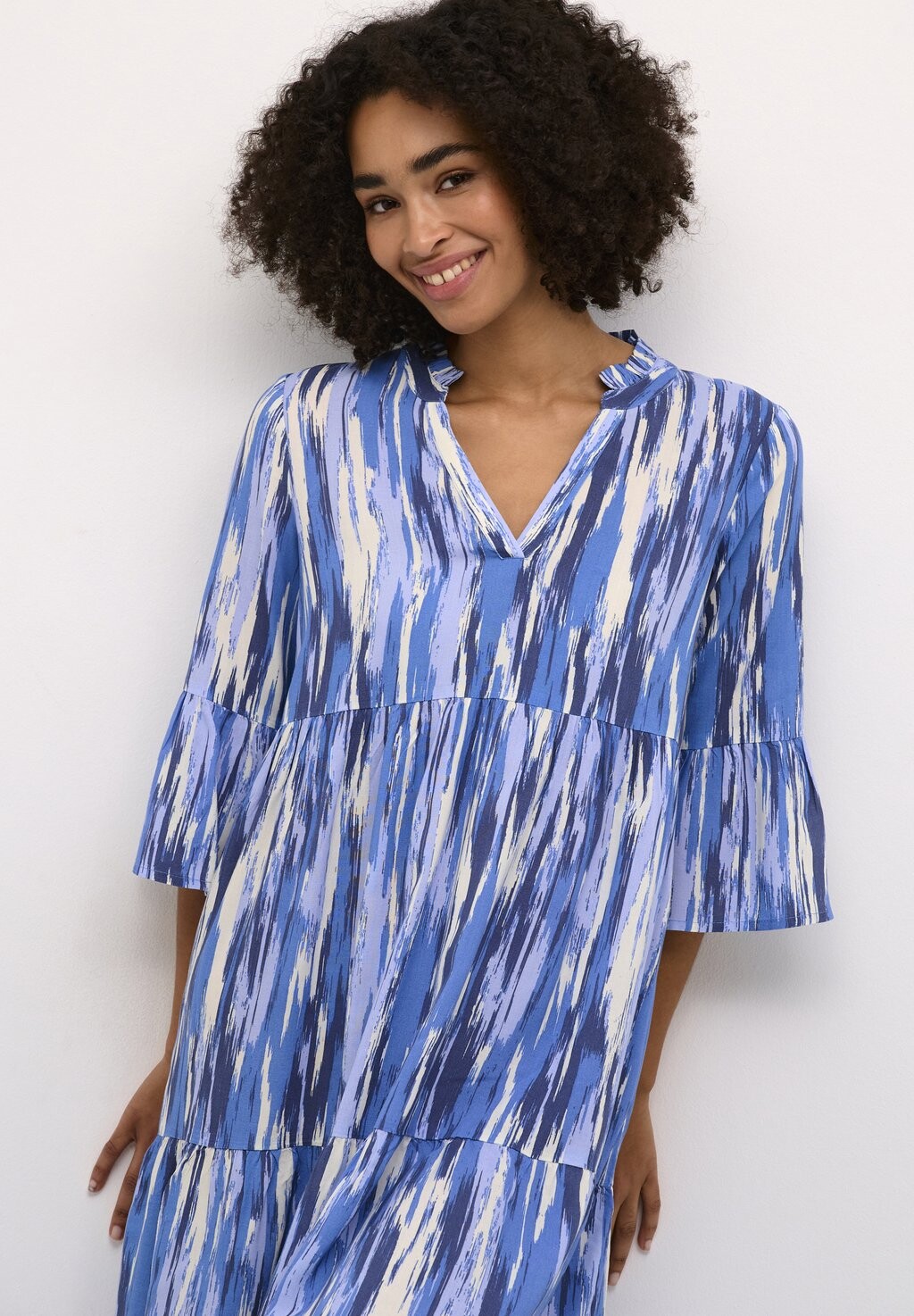 Летнее платье Kaffe Kaffe, синее с абстрактным принтом
Летнее платье Kaffe Kaffe, синее с абстрактным принтом