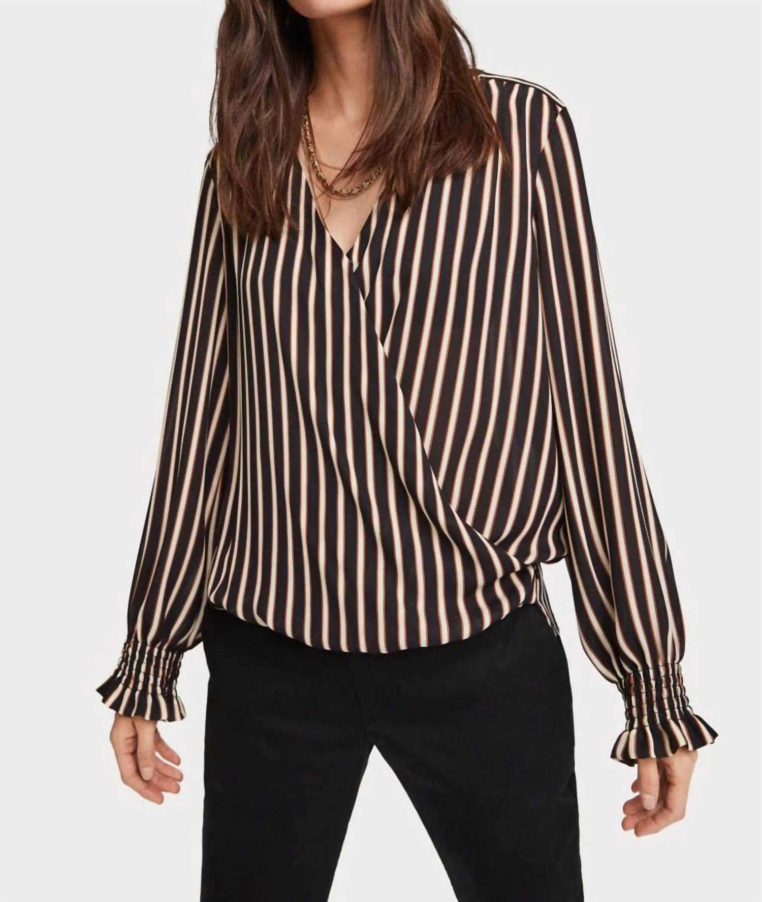 Топ с запахом и присборенными манжетами в черно-кремовую полоску SCOTCH & SODA
Топ с запахом и присборенными манжетами в черно-кремовую полоску SCOTCH & SODA