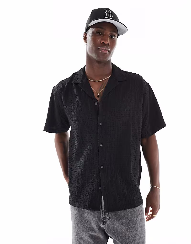 Рубашка Jack & Jones Revere с короткими рукавами из сирсакера с воротником черного цвета
Рубашка Jack & Jones Revere с короткими рукавами из сирсакера с воротником черного цвета