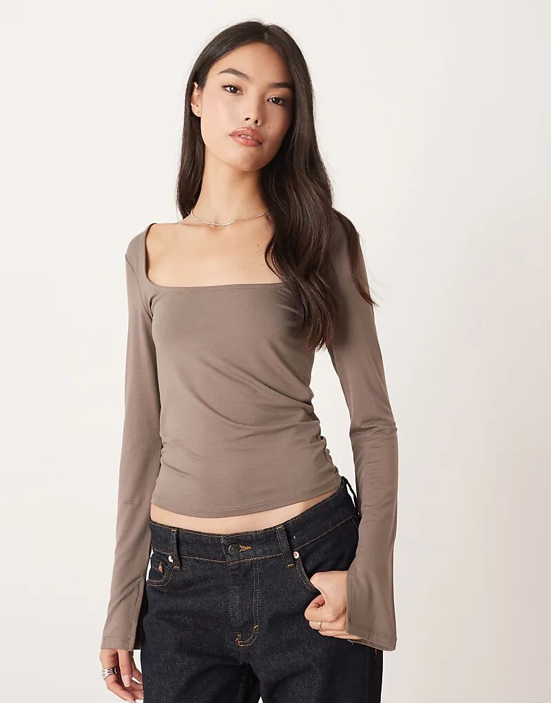 Длинный топ Gina Tricot Soft Touch с круглым вырезом и разрезами на манжетах, грибно-коричневого цвета
Длинный топ Gina Tricot Soft Touch с круглым вырезом и разрезами на манжетах, грибно-коричневого цвета