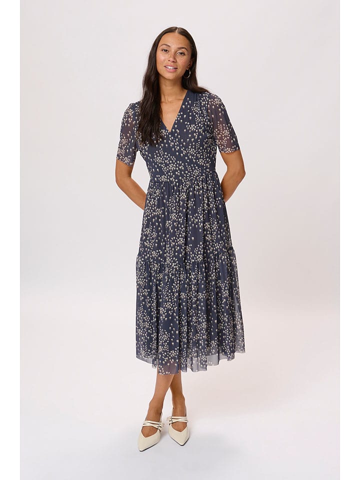 Платье Альдора темно-синего/бежевого цвета Soaked in Luxury
Платье Альдора темно-синего/бежевого цвета Soaked in Luxury