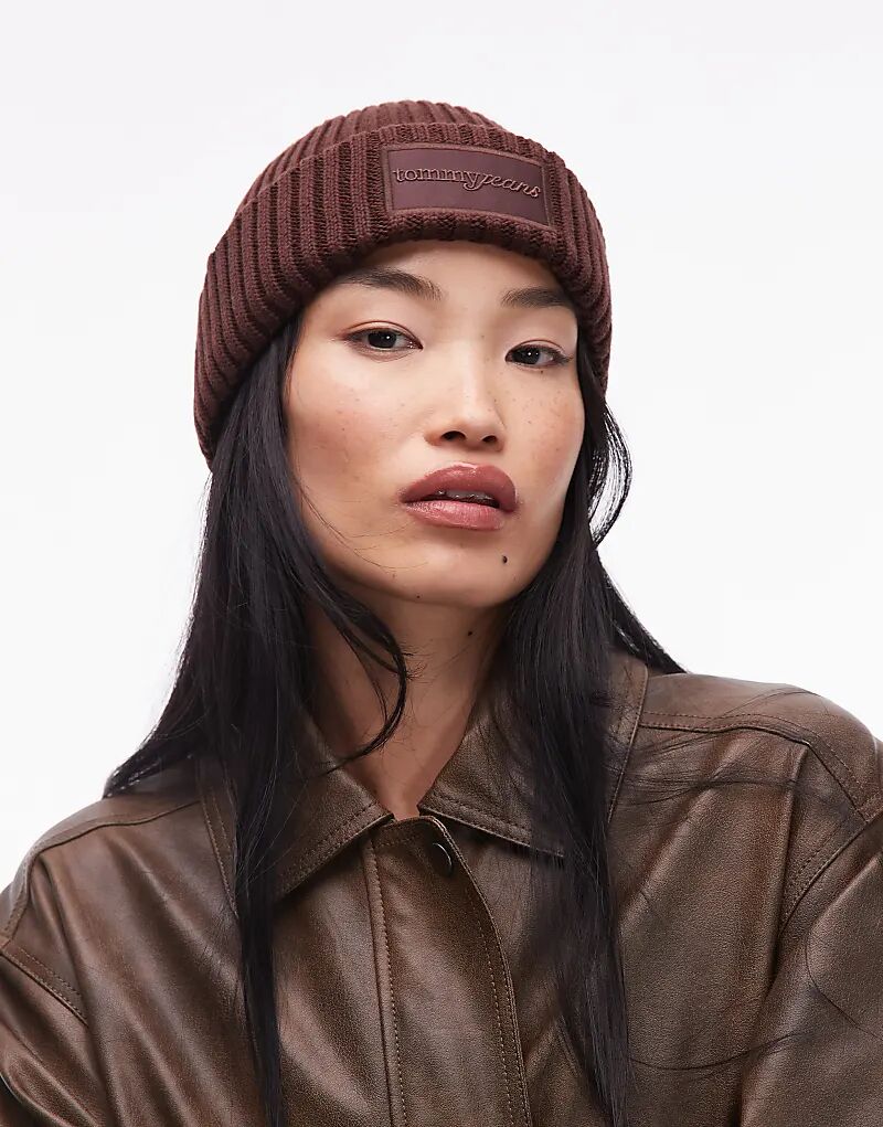 Шапка-бини Tommy Jeans в толстый рубчик шоколадно-коричневого цвета
Шапка-бини Tommy Jeans в толстый рубчик шоколадно-коричневого цвета