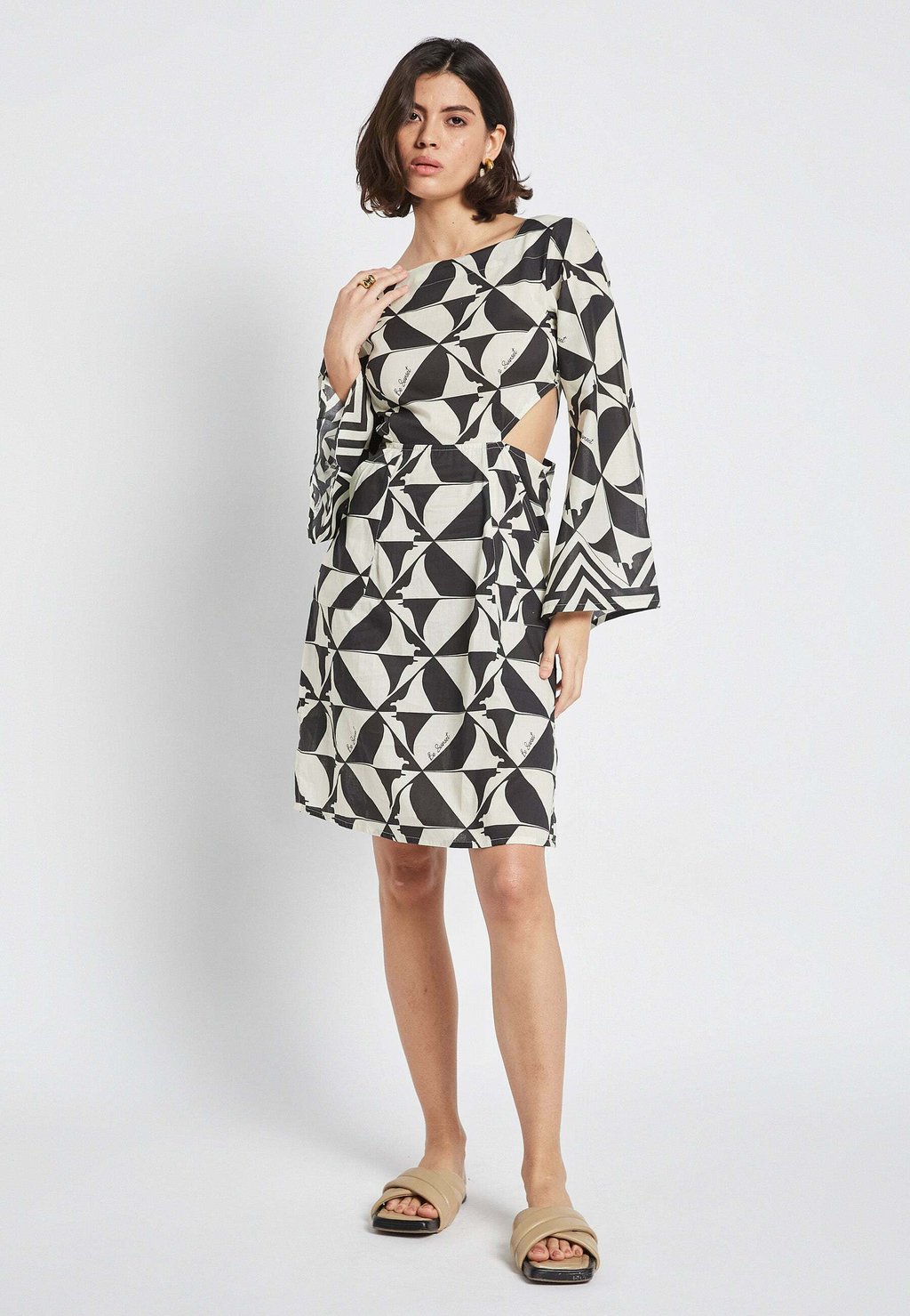 Повседневное платье VESPER MANTA Be Sunset, черный
Повседневное платье VESPER MANTA Be Sunset, черный