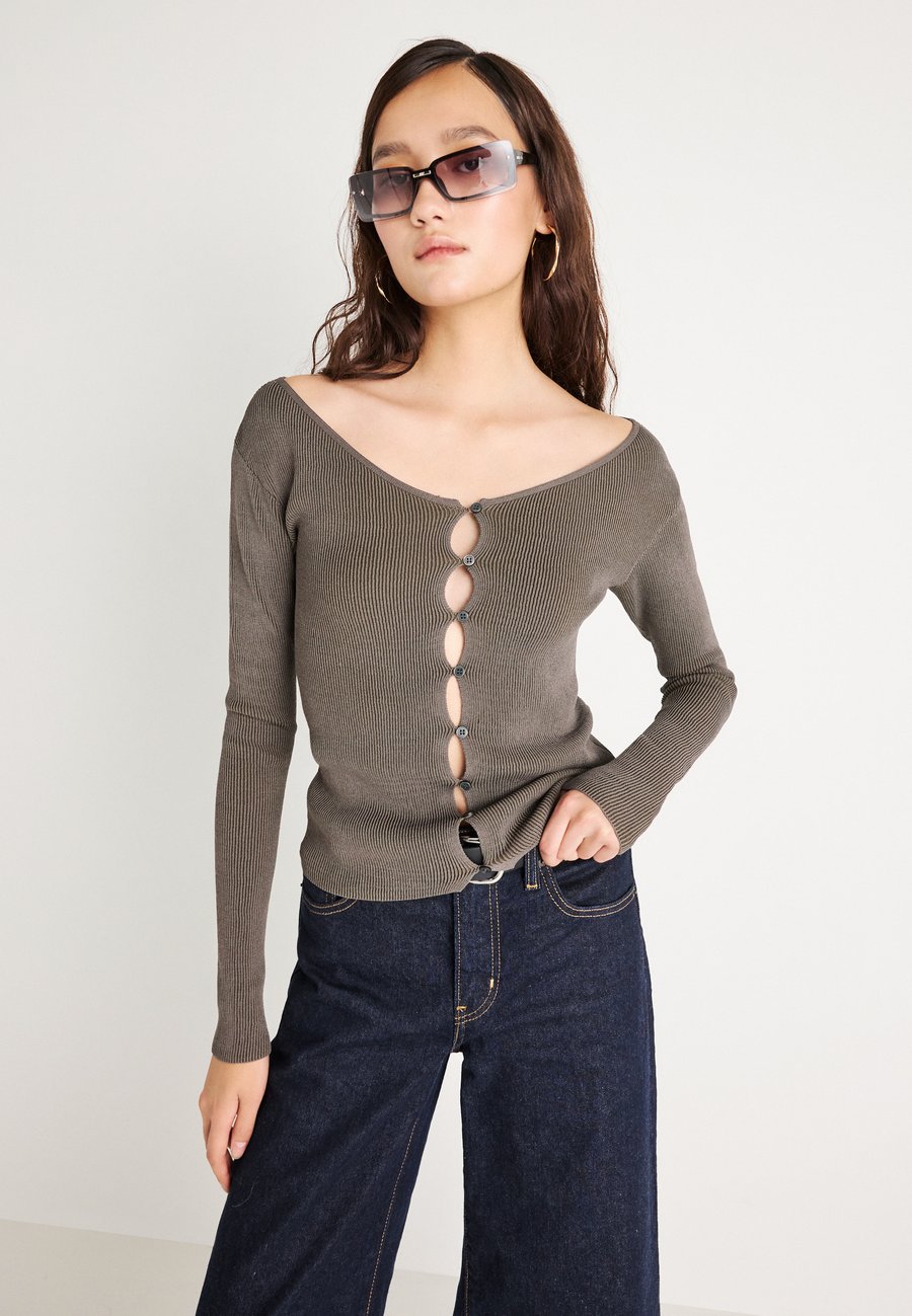 Кардиган Weekday TIGHT CARDIGAN, Mole Dark/Brown
Кардиган Weekday TIGHT CARDIGAN, Mole Dark/Brown