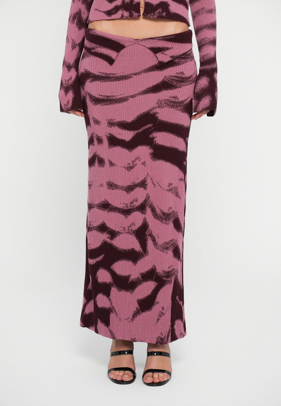 Юбка Chet Lo REVERSIBLE TIGERS EYE SKIRT, Pink/Bordeaux/Pink
Юбка Chet Lo REVERSIBLE TIGERS EYE SKIRT, Pink/Bordeaux/Pink