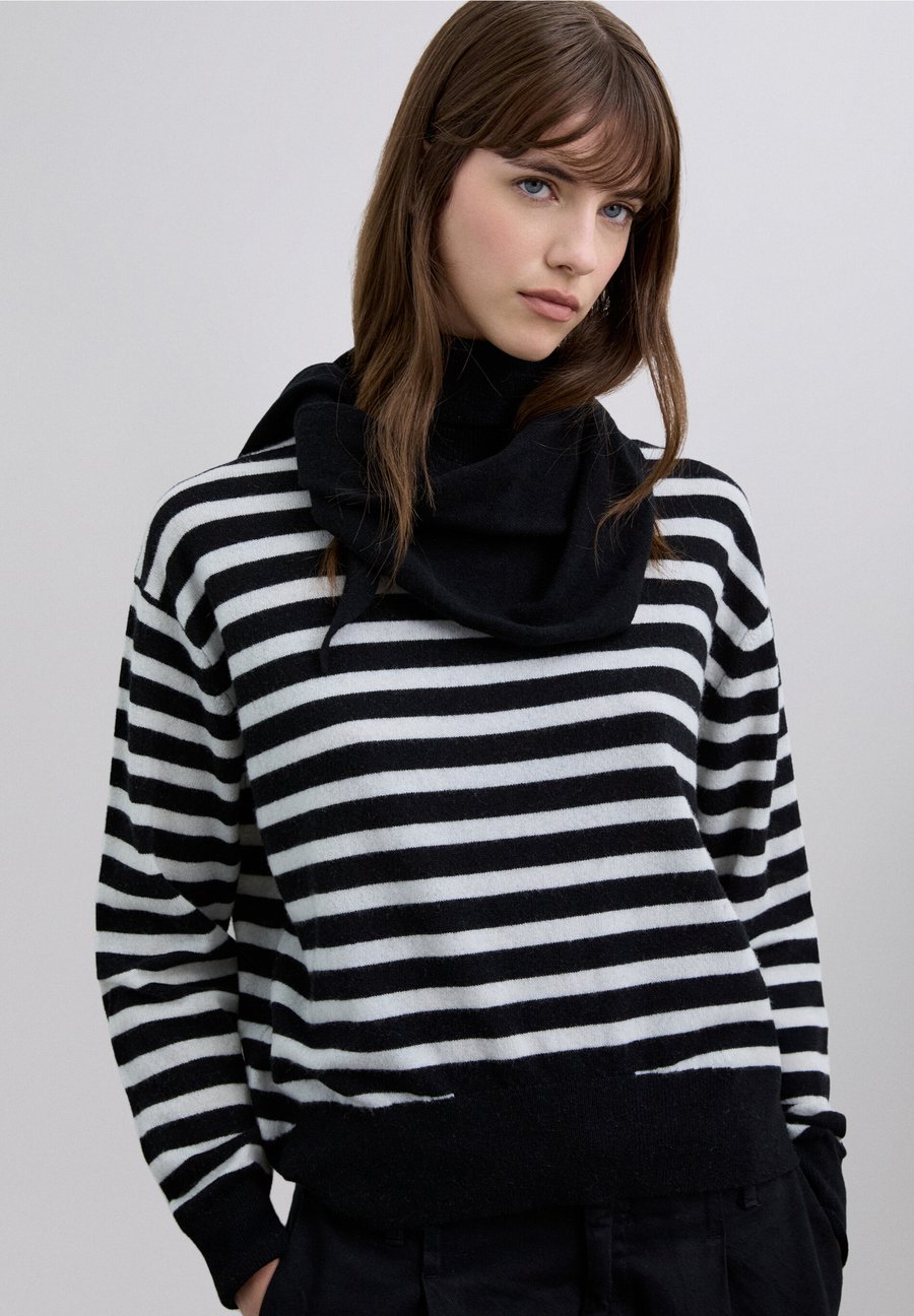 Джемпер Scalpers Jumper, Black Stripes/Black
Джемпер Scalpers Jumper, Black Stripes/Black