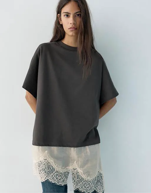 Серая контрастная футболка с кружевным краем Pull&Bear
Серая контрастная футболка с кружевным краем Pull&Bear