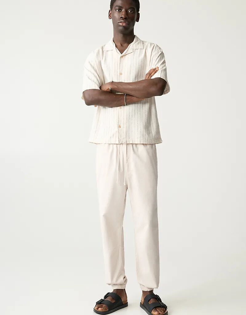 Брюки-джоггеры Pull&Bear из текстурированной ткани бежевого цвета
Брюки-джоггеры Pull&Bear из текстурированной ткани бежевого цвета