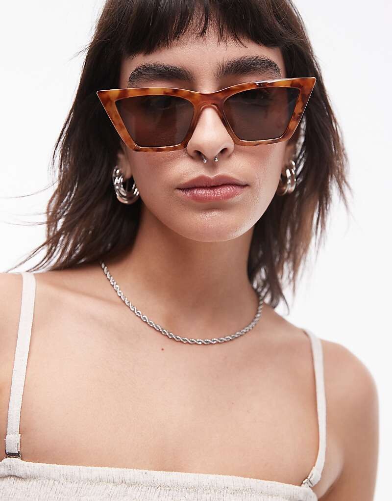 Topshop – Lilian – Коричневые солнцезащитные очки черепаховой расцветки, большие солнцезащитные очки «кошачий глаз»
Topshop – Lilian – Коричневые солнцезащитные очки черепаховой расцветки, большие солнцезащитные очки «кошачий глаз»