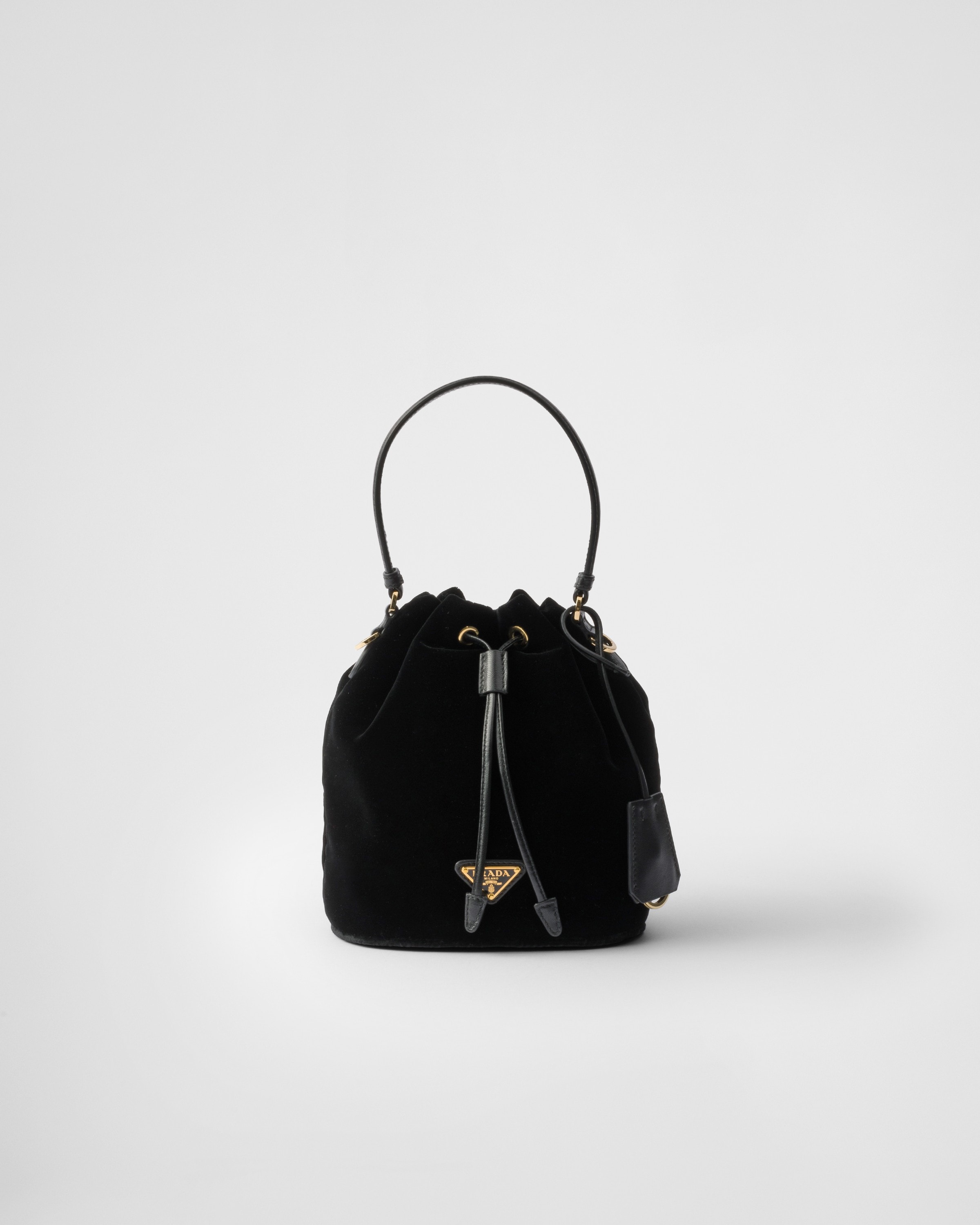Мини-сумка из бархата с деталями из наппы Prada, черный
Мини-сумка из бархата с деталями из наппы Prada, черный