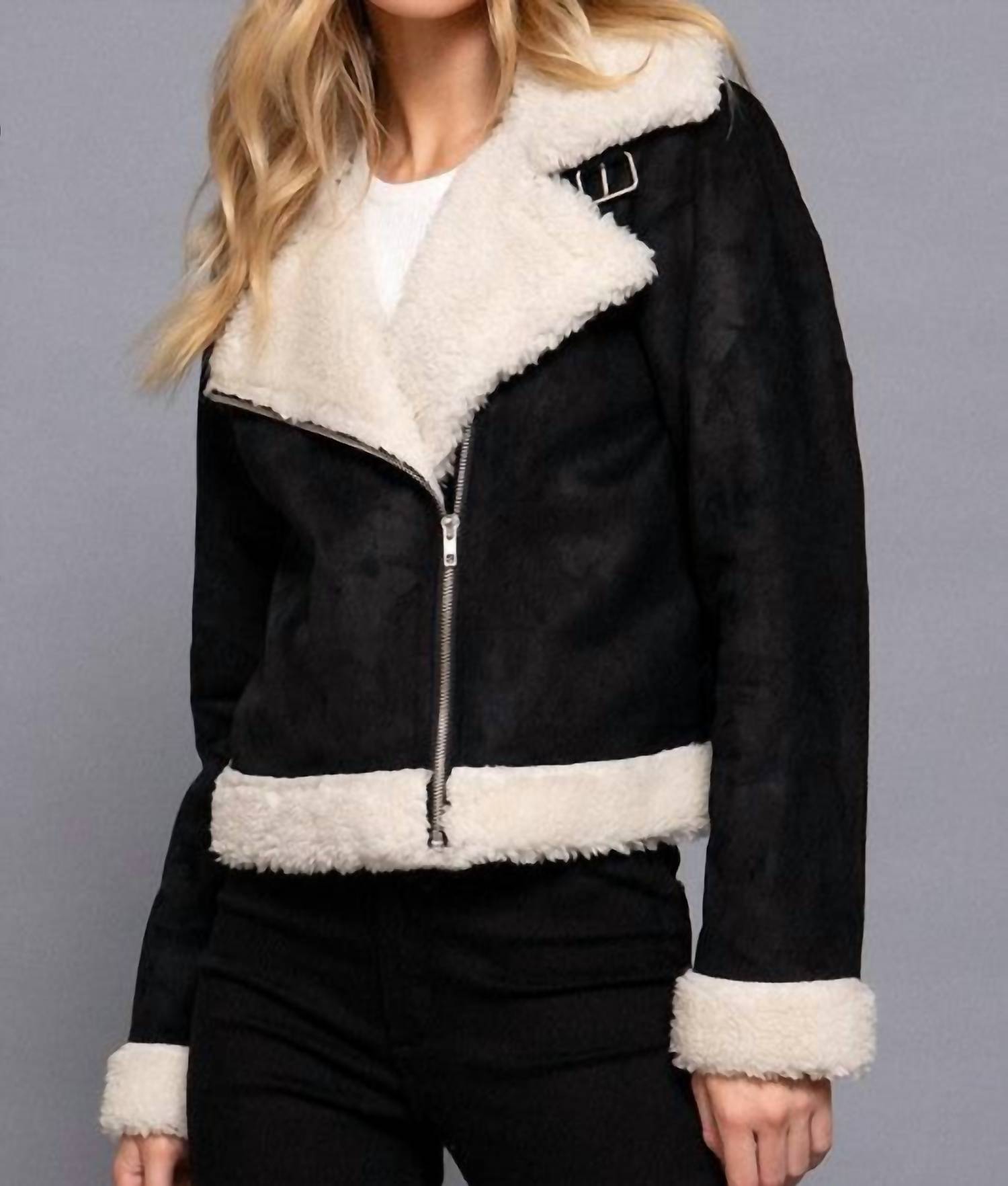 Черная кожаная куртка в стиле байкера Active USA
Черная кожаная куртка в стиле байкера Active USA