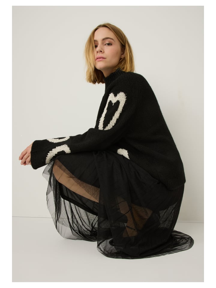 уютный свитер с рисунком в виде сердца черного цвета More & More
уютный свитер с рисунком в виде сердца черного цвета More & More