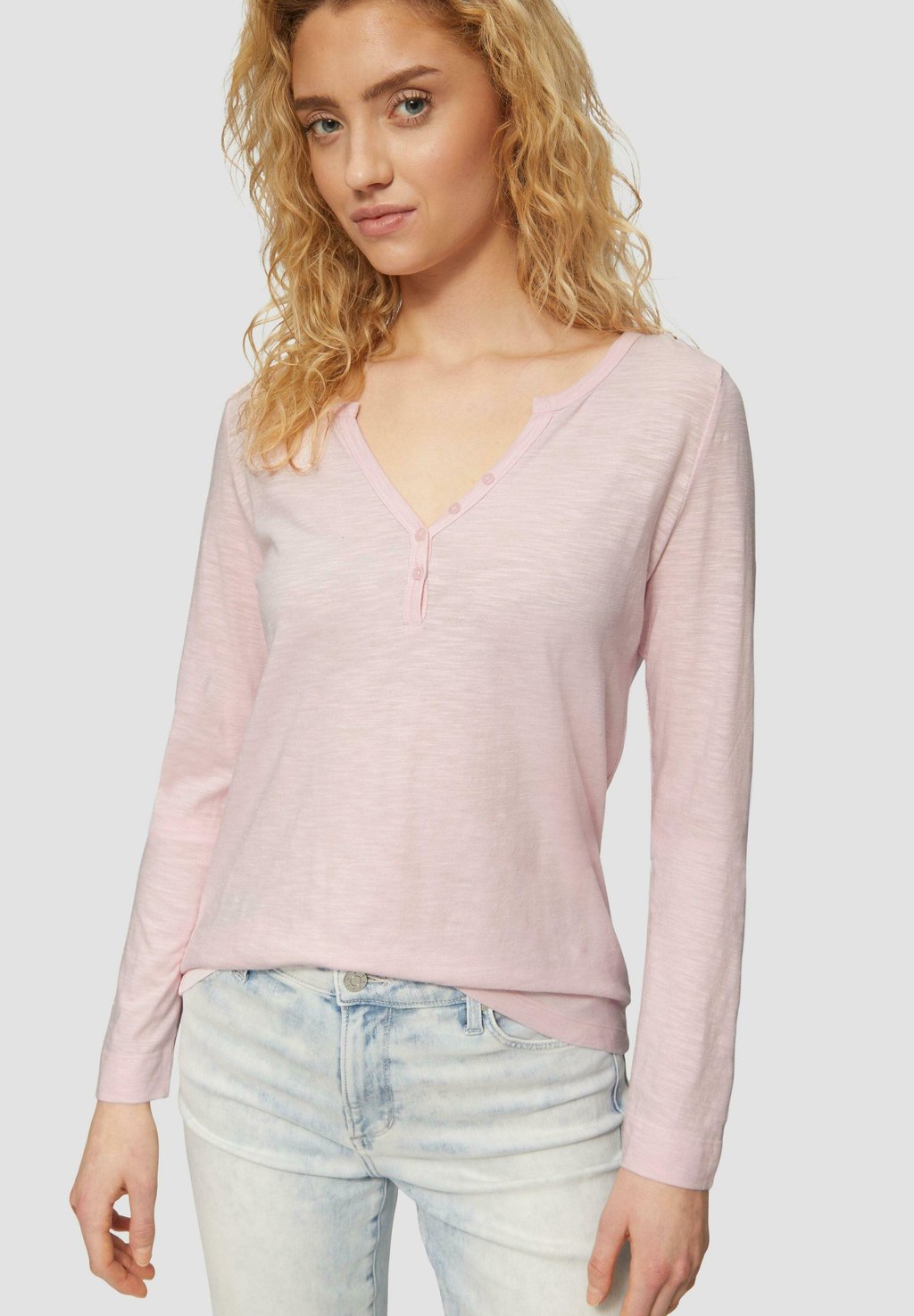 Топ с длинными рукавами MIT HENLEY-AUSSCHNITT UND FLAMMGARNSTRUKTUR s.Oliver, светло-розовый
Топ с длинными рукавами MIT HENLEY-AUSSCHNITT UND FLAMMGARNSTRUKTUR s.Oliver, светло-розовый