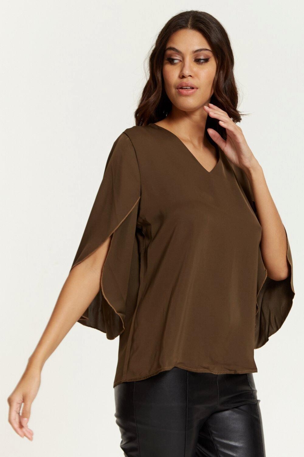 Объемный топ с V-образным вырезом и разрезными рукавами HOXTON GAL, хаки
Объемный топ с V-образным вырезом и разрезными рукавами HOXTON GAL, хаки