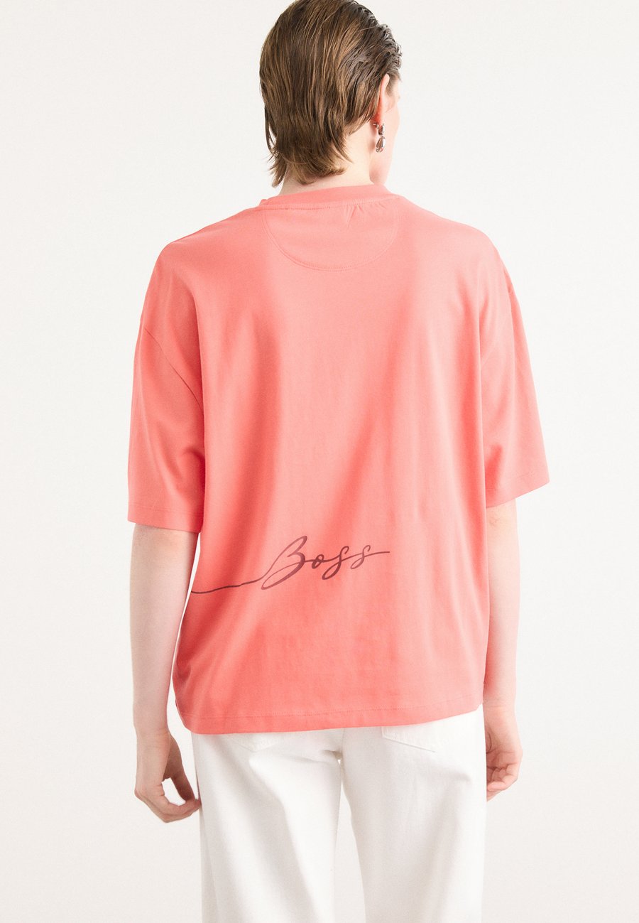 Футболка BOSS BOYFRIEND, Light Pastel Red/Red, Красный, Футболка BOSS BOYFRIEND, Light Pastel Red/Red
Футболка BOSS BOYFRIEND, Light Pastel Red/Red, Красный, Футболка BOSS BOYFRIEND, Light Pastel Red/Red