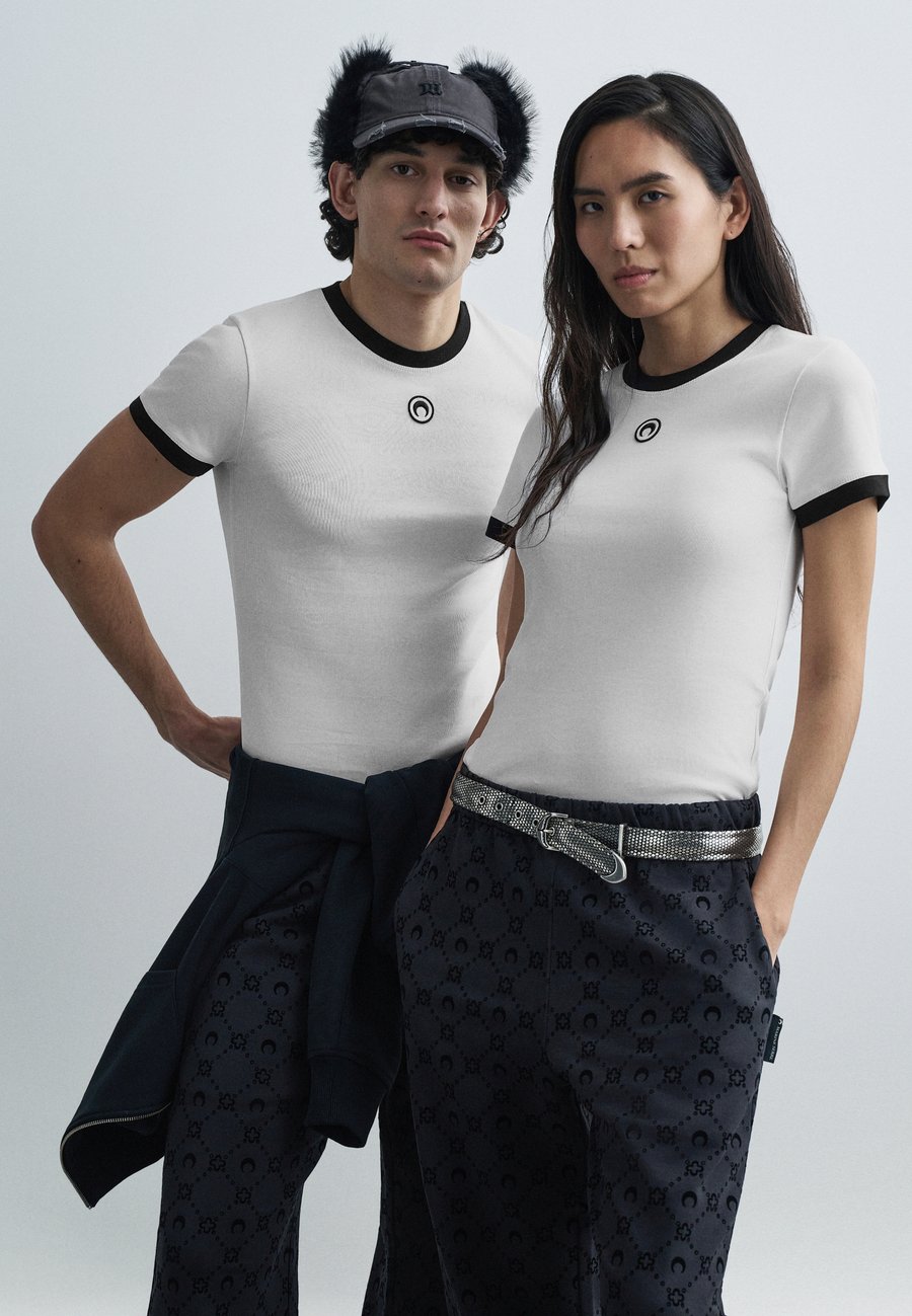 Футболка MARINE SERRE MOON BABY FIT UNISEX, White/Black/White
Футболка MARINE SERRE MOON BABY FIT UNISEX, White/Black/White