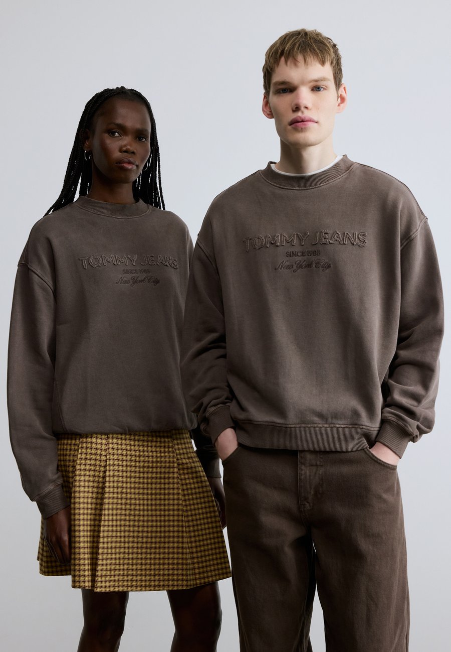 Толстовка Tommy Jeans 90S NEW CLASSICS CREW UNISEX, Black Walnut/Brown, Черный, Толстовка Tommy Jeans 90S NEW CLASSICS CREW UNISEX, Black Walnut/Brown
Толстовка Tommy Jeans 90S NEW CLASSICS CREW UNISEX, Black Walnut/Brown, Черный, Толстовка Tommy Jeans 90S NEW CLASSICS CREW UNISEX, Black Walnut/Brown