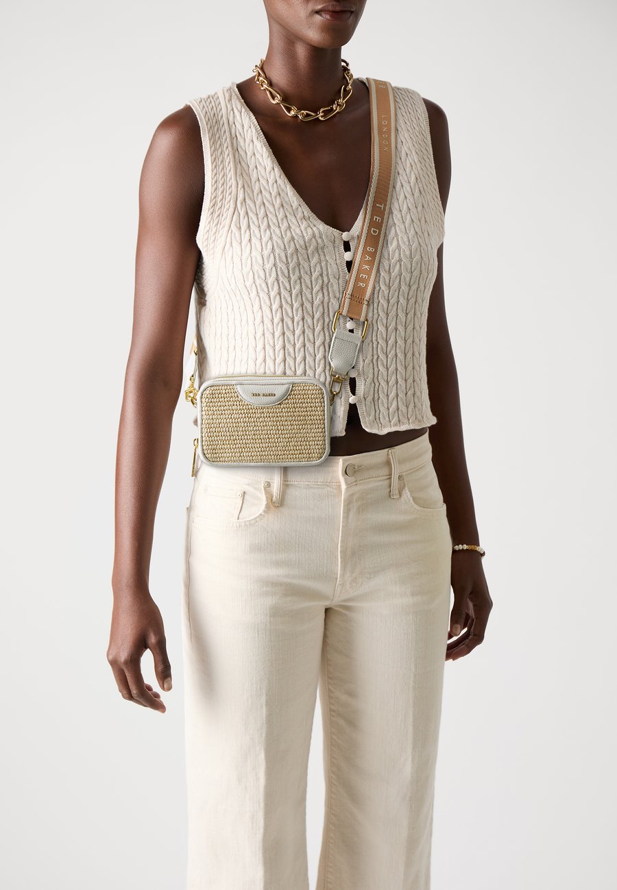 Сумка кросс-боди Ted Baker BARIA MINI WEBBING CAMERA BAG, Ecru/Off-White
Сумка кросс-боди Ted Baker BARIA MINI WEBBING CAMERA BAG, Ecru/Off-White