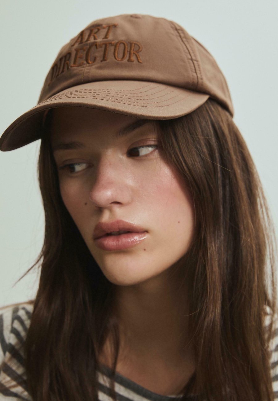 Бейсболка Stradivarius ART DIRECTOR , Dark Brown
Бейсболка Stradivarius ART DIRECTOR , Dark Brown