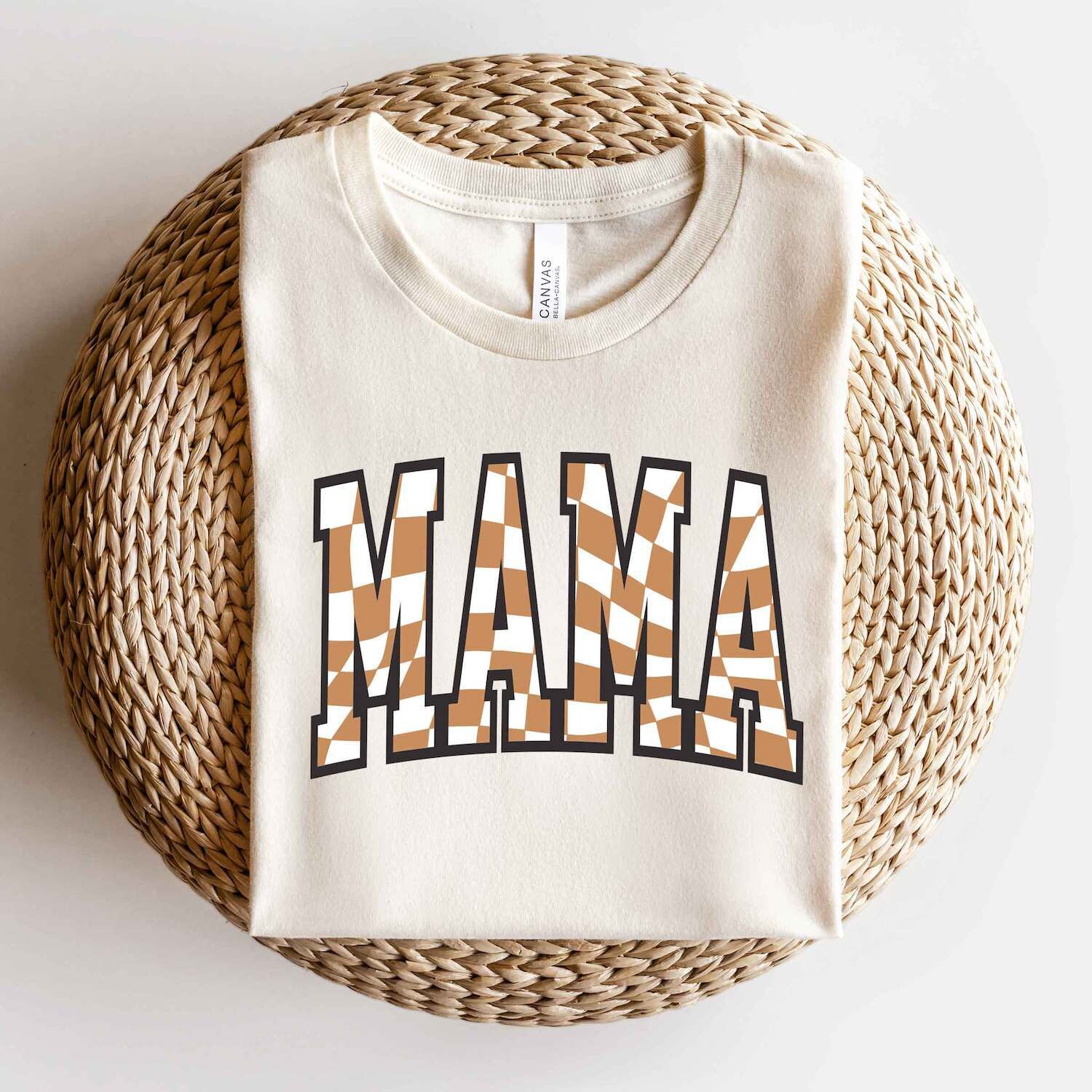 Футболка Varsity Mama в клетку с короткими рукавами и рисунком Simply Sage Market
Футболка Varsity Mama в клетку с короткими рукавами и рисунком Simply Sage Market