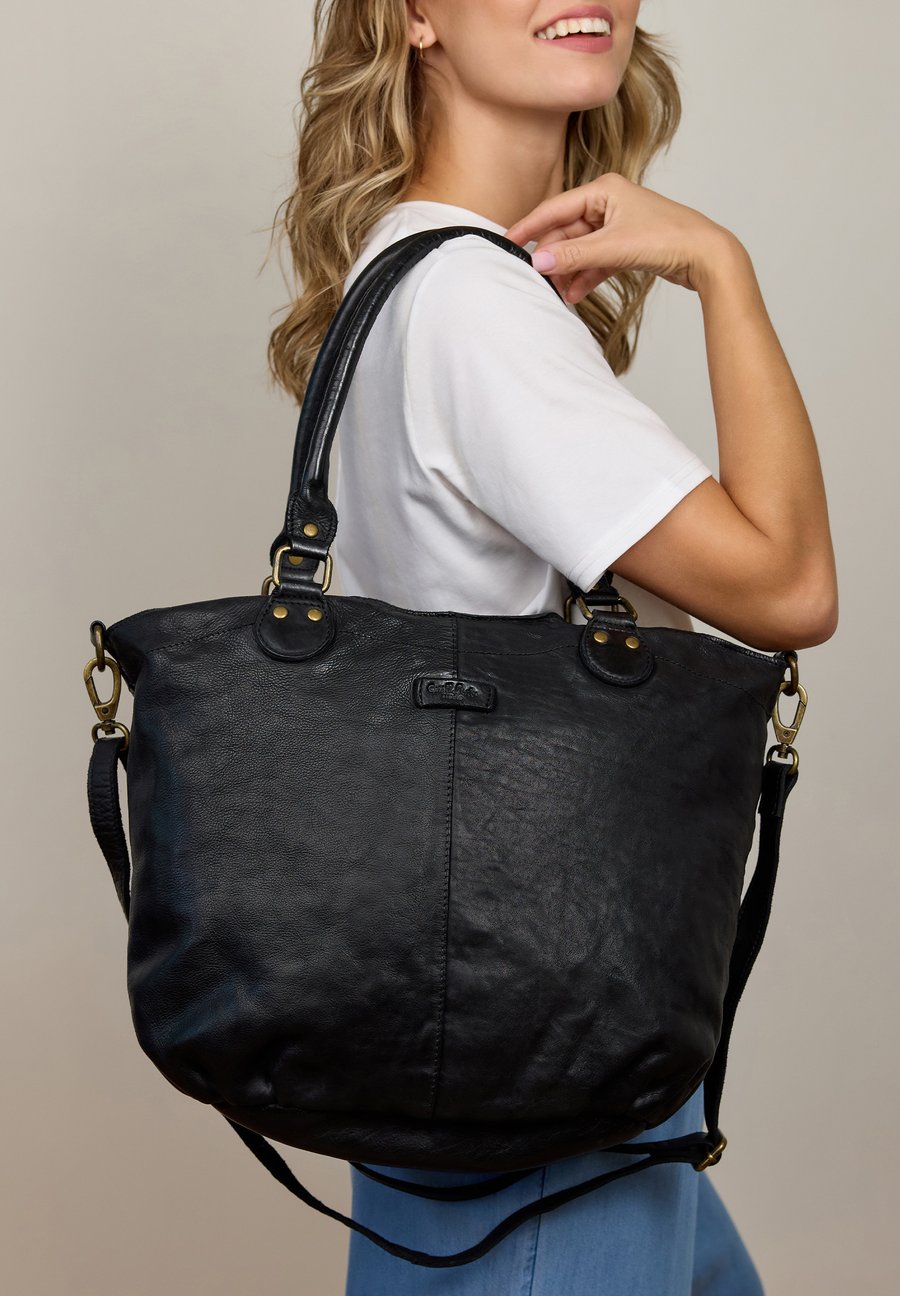 Сумка Gusti Leder DIONE, Schwarz/Black
Сумка Gusti Leder DIONE, Schwarz/Black