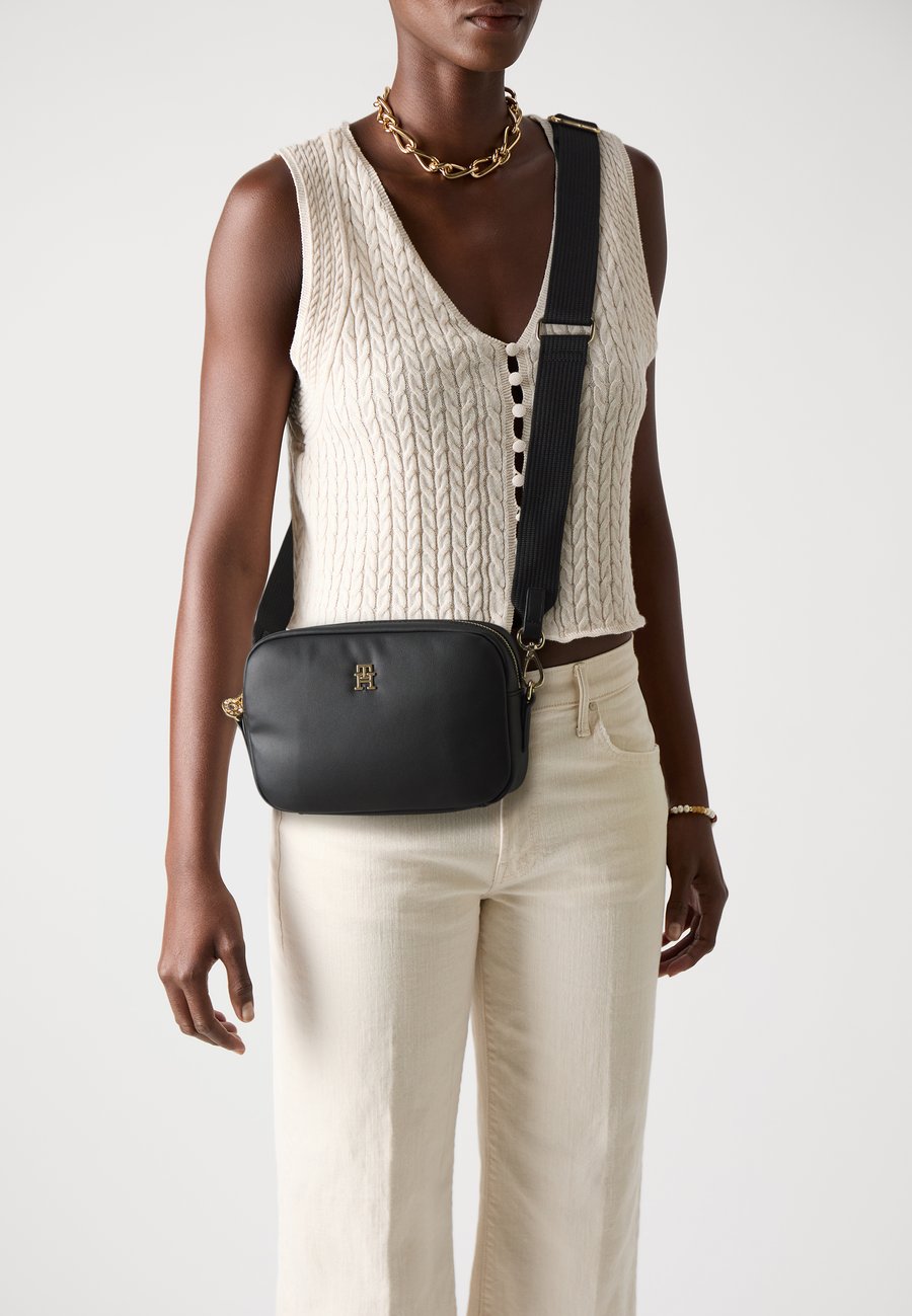 Сумка кросс-боди Tommy Hilfiger POPETTE SOFT CAMERA BAG, Black
Сумка кросс-боди Tommy Hilfiger POPETTE SOFT CAMERA BAG, Black