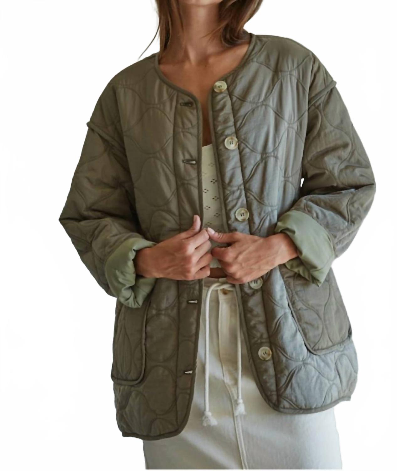 Стеганая куртка из плетеного нейлона оливкового цвета By Together
Стеганая куртка из плетеного нейлона оливкового цвета By Together