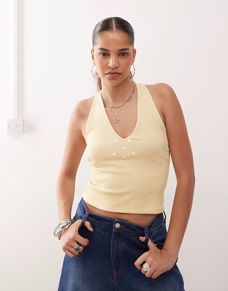 COLLUSION топ цвета пахты с халтер-воротником и пуговицей в виде жемчужины
COLLUSION топ цвета пахты с халтер-воротником и пуговицей в виде жемчужины