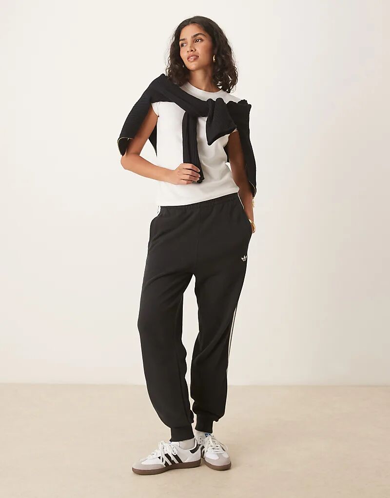 Джоггеры Adidas Originals с тремя полосками черного цвета
Джоггеры Adidas Originals с тремя полосками черного цвета