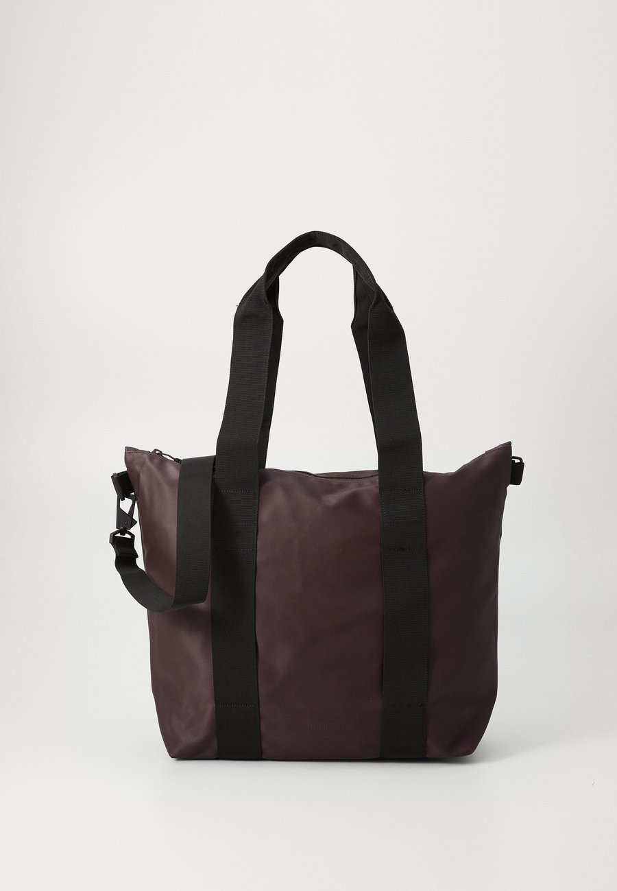 Сумка-шоппер Rains TOTE BAG MINI UNISEX, Depth/Bordeaux
Сумка-шоппер Rains TOTE BAG MINI UNISEX, Depth/Bordeaux