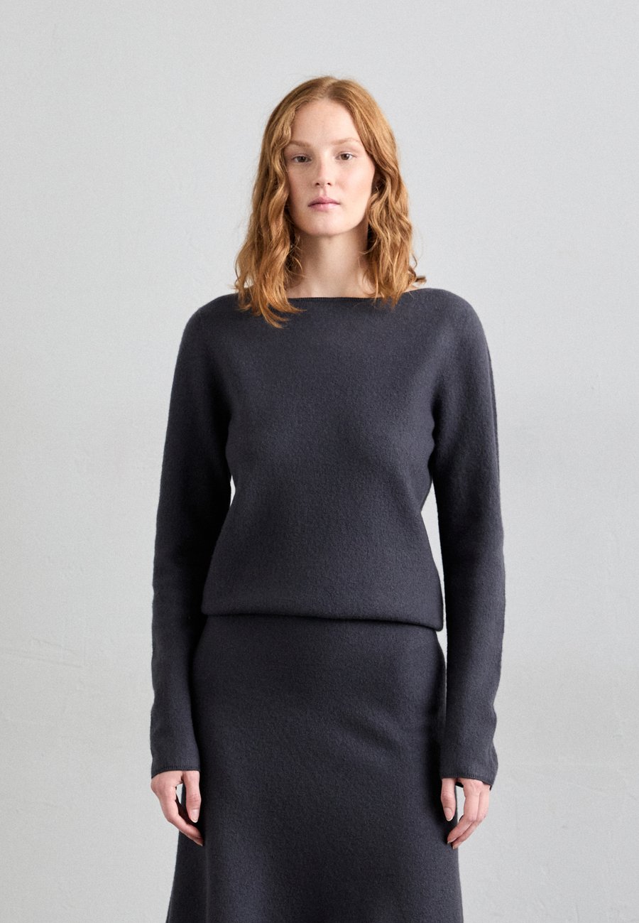 Джемпер Tiger of Sweden DOLORE, Deep Ocean/Blue
Джемпер Tiger of Sweden DOLORE, Deep Ocean/Blue