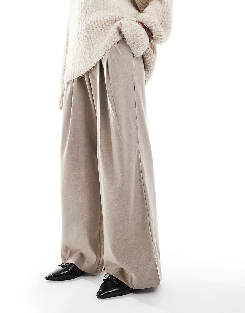 Мешковатые брюки с низкой посадкой в овсяном цвете Hollister
Мешковатые брюки с низкой посадкой в овсяном цвете Hollister