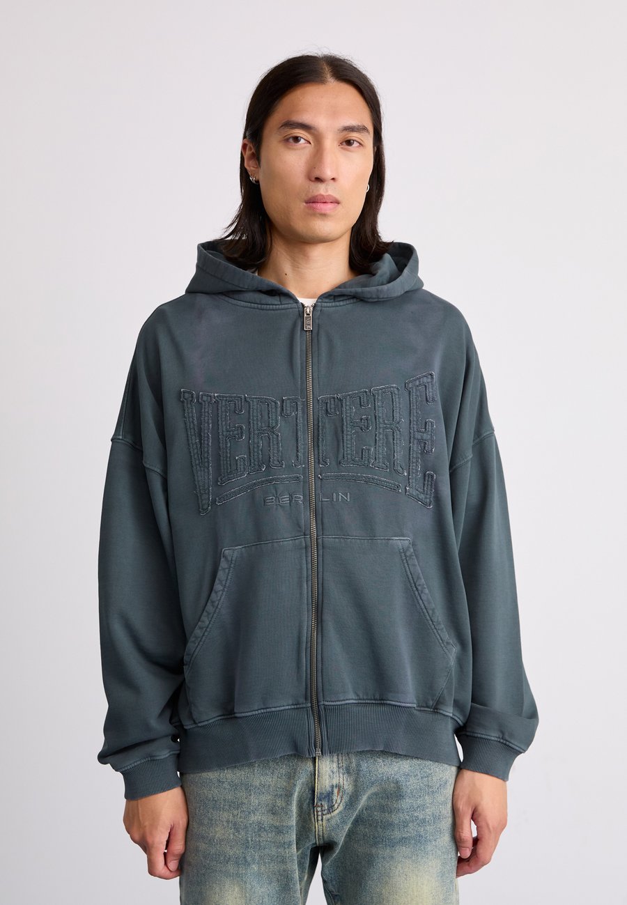 Толстовка Vertere Berlin UPPERCUT PATCH ZIP HOODIE, Washed Black/Anthracite
Толстовка Vertere Berlin UPPERCUT PATCH ZIP HOODIE, Washed Black/Anthracite