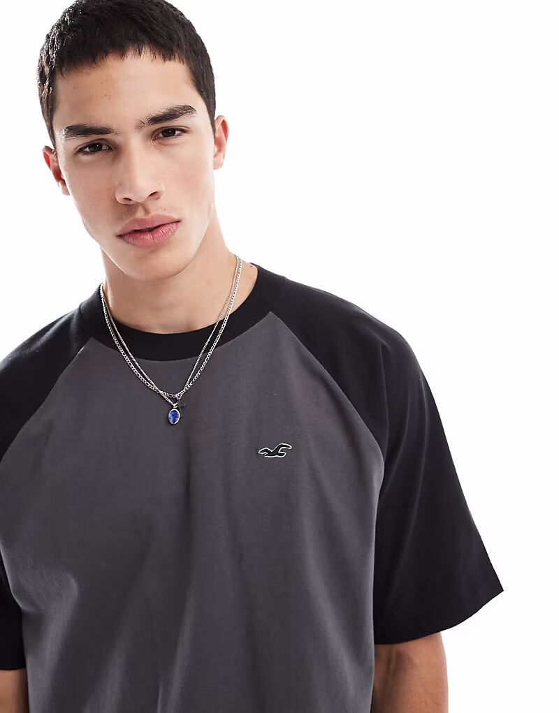 Футболка свободного кроя с логотипом Hollister icon reglan и контрастной окантовкой кремового цвета
Футболка свободного кроя с логотипом Hollister icon reglan и контрастной окантовкой кремового цвета