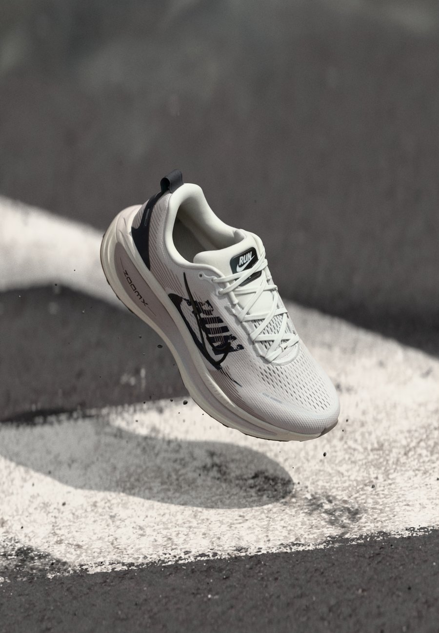 Кроссовки Nike Performance VOMERO 18 RUN, Summit White/Black/College Grey/Vast Grey/Sequoia/Sail/White
Кроссовки Nike Performance VOMERO 18 RUN, Summit White/Black/College Grey/Vast Grey/Sequoia/Sail/White