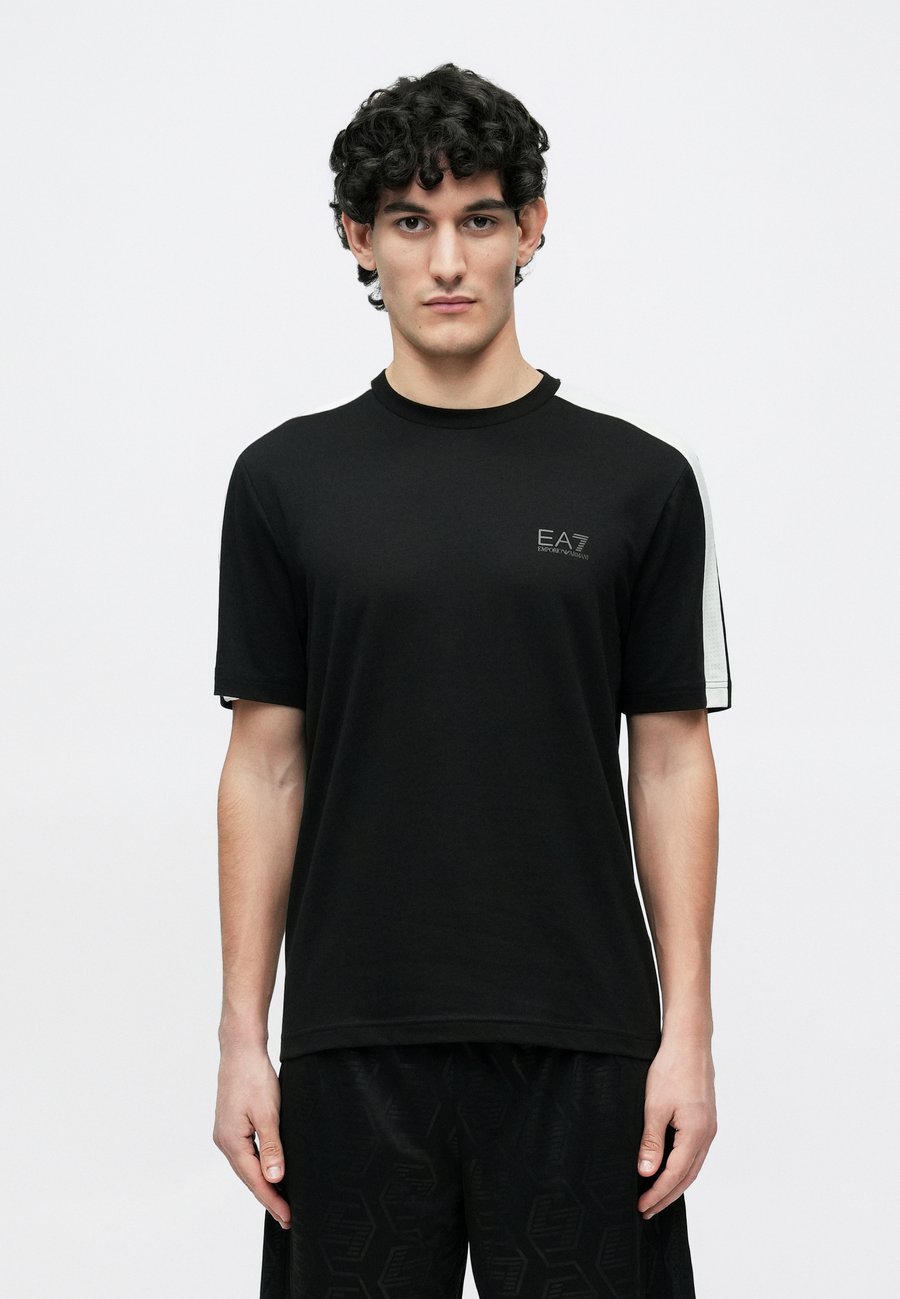 Футболка EA7 Emporio Armani NATURAL VENTUS7 TEE, Black, Черный, Футболка EA7 Emporio Armani NATURAL VENTUS7 TEE, Black
Футболка EA7 Emporio Armani NATURAL VENTUS7 TEE, Black, Черный, Футболка EA7 Emporio Armani NATURAL VENTUS7 TEE, Black