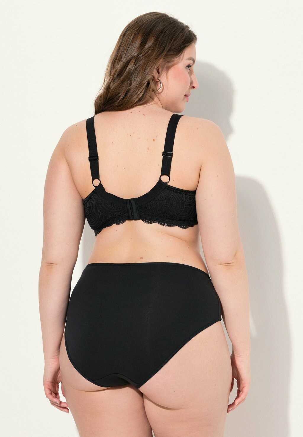 Бюстгальтер на косточках Ulla Popken, черный
Бюстгальтер на косточках Ulla Popken, черный