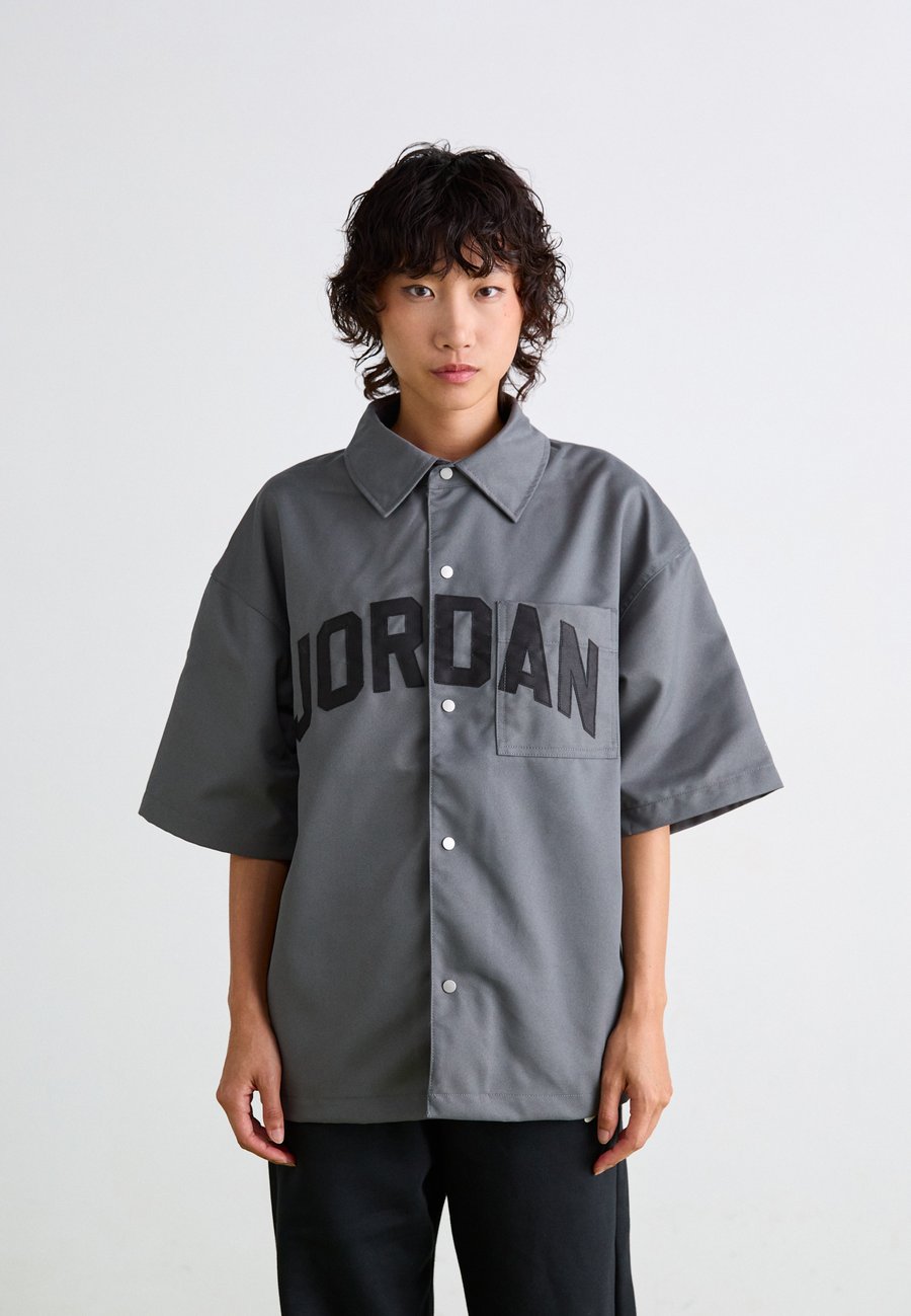 Блуза Jordan Button-down blouse, Iron Grey/Dark Smoke Grey/Dark Grey
Блуза Jordan Button-down blouse, Iron Grey/Dark Smoke Grey/Dark Grey