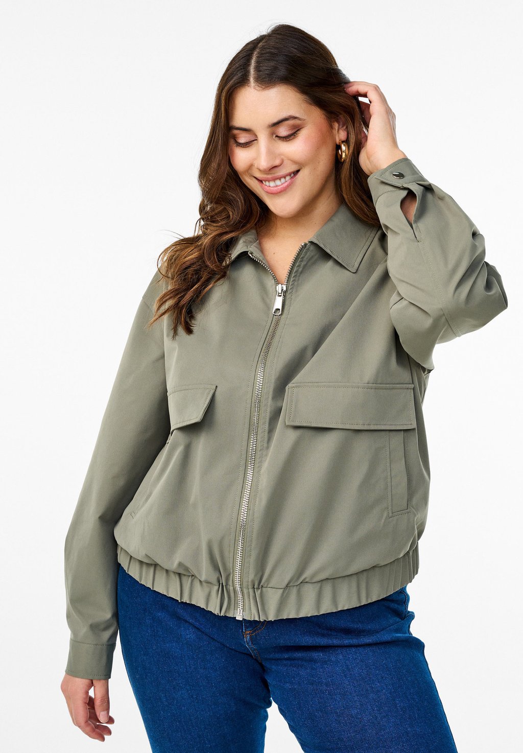 Легкая куртка MIT KRAGEN UND TASCHEN Zizzi, зеленый
Легкая куртка MIT KRAGEN UND TASCHEN Zizzi, зеленый